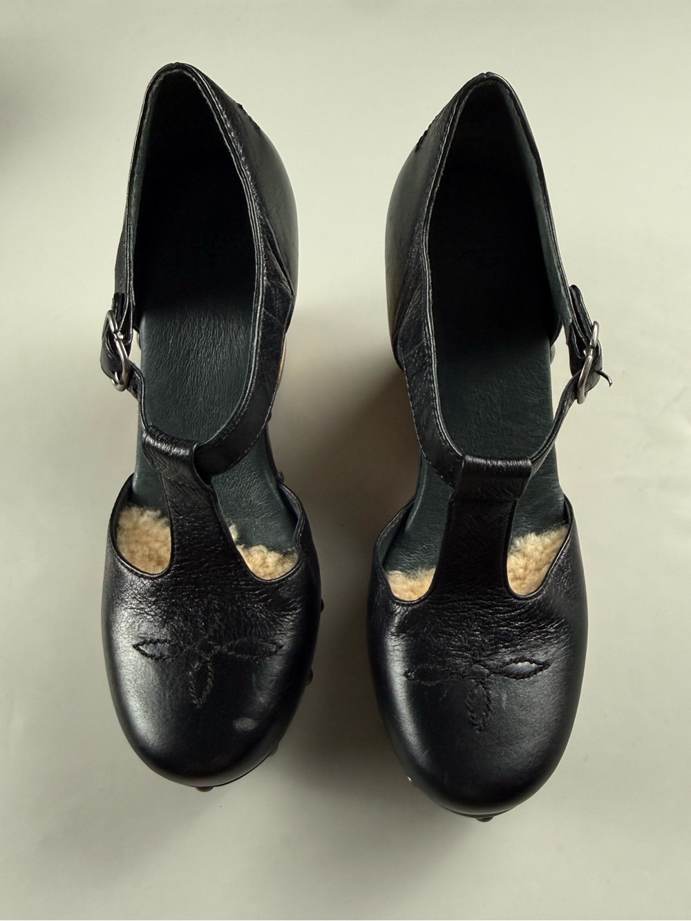 UGG Australia Chrissie T-Strap Wooden Clog Platform Heels Black Leather Womens 7 - Picture 3 of 10